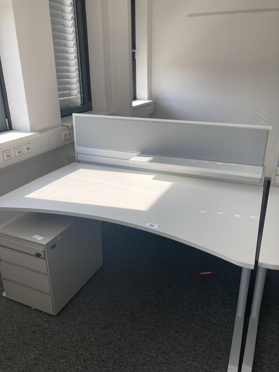 Schreibtisch mit R&uuml;ckwand, geschwungen, Ma&szlig;e: ca. 160 x 85 x 100 cm?d=2026-09-01 16:59:50