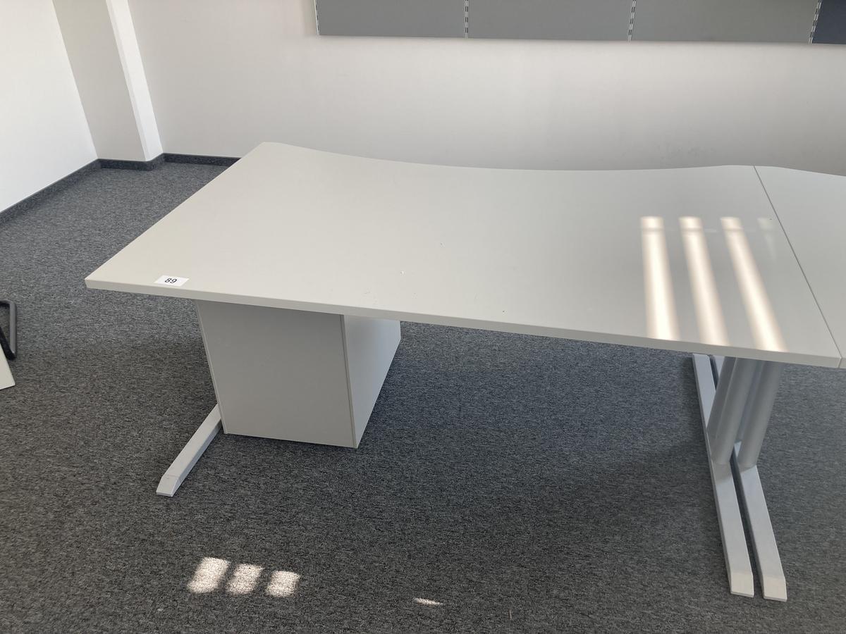 Schreibtisch ohne R&uuml;ckwand, geschwungen, Ma&szlig;e: ca. 160 x 85 x 100 cm?d=2026-09-01 16:58:53