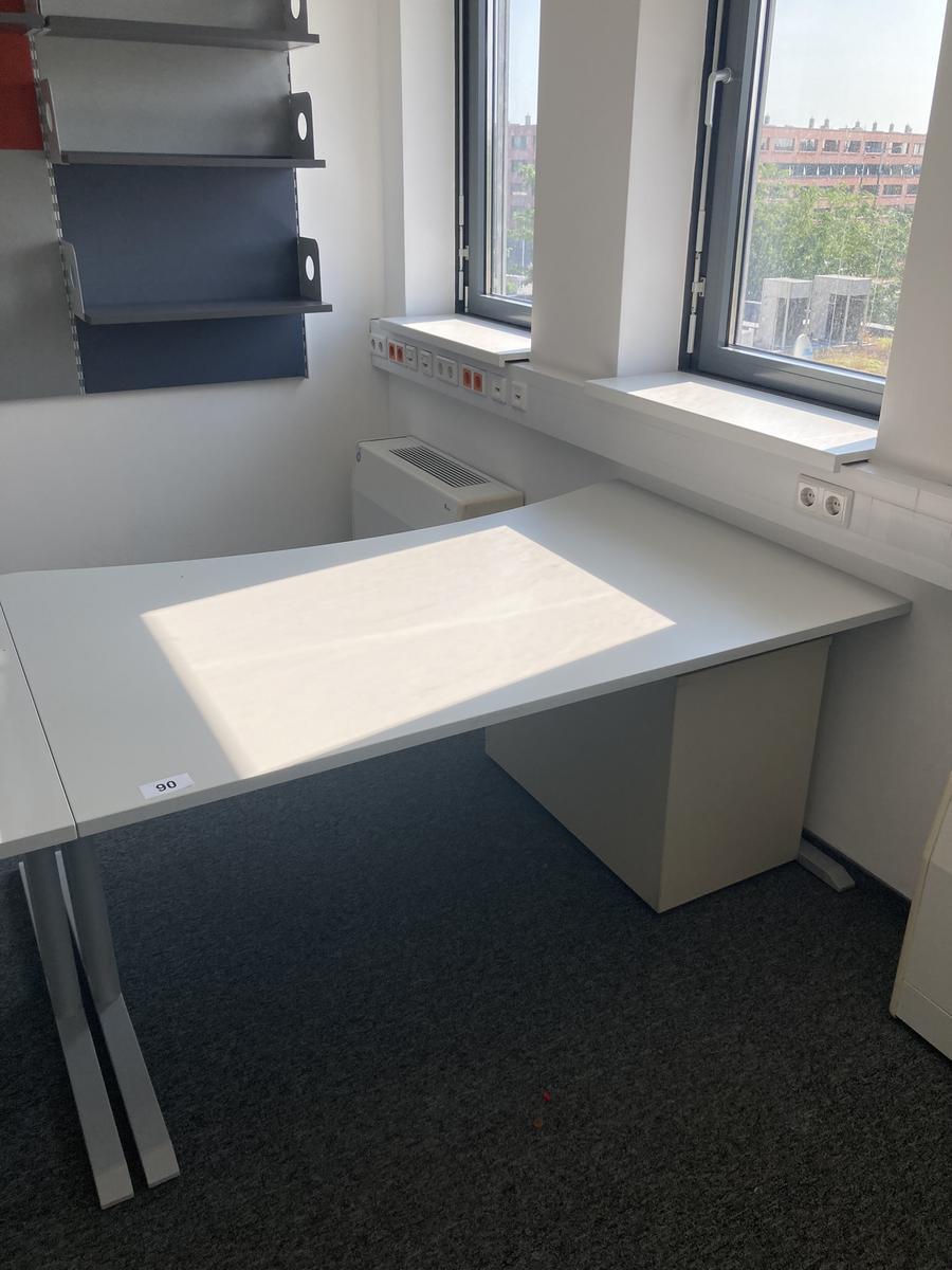 Schreibtisch ohne R&uuml;ckwand, geschwungen, Ma&szlig;e: ca. 160 x 85 x 100 cm?d=2026-09-01 16:58:43