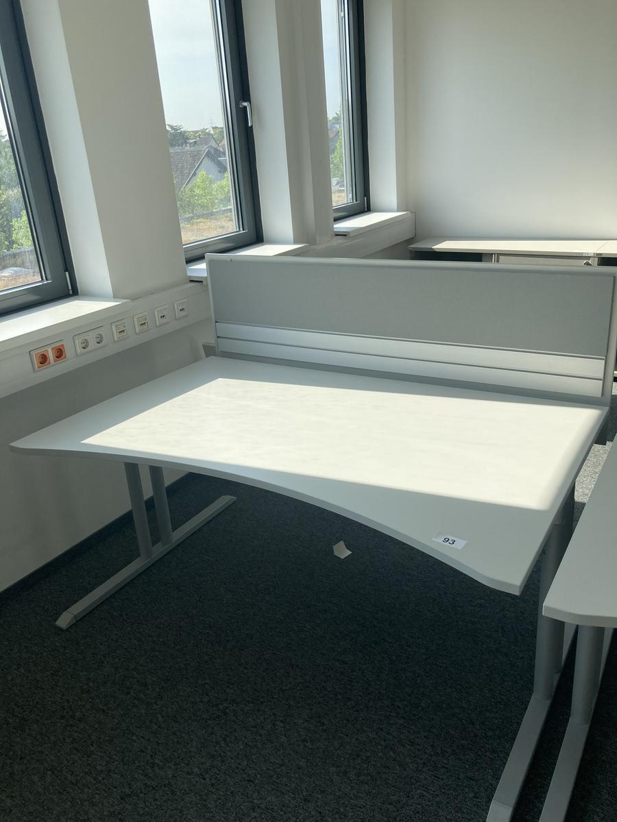 Schreibtisch mit R&uuml;ckwand, geschwungen, Ma&szlig;e: ca. 160 x 85 x 100 cm?d=2026-09-01 16:58:44