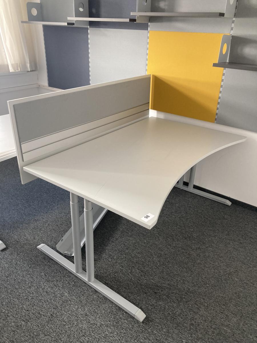 Schreibtisch mit R&uuml;ckwand, geschwungen, Ma&szlig;e: ca. 160 x 85 x 100 cm?d=2026-09-01 16:58:47