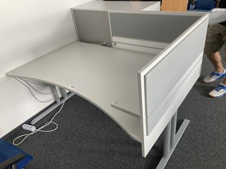 Schreibtisch mit R�ckwand, geschwungen, Ma�e: ca. 160 x 85 x 100 cm