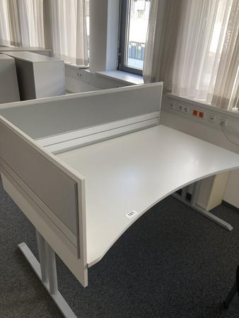 Schreibtisch mit R�ckwand, geschwungen, Ma�e: ca. 160 x 85 x 100 cm