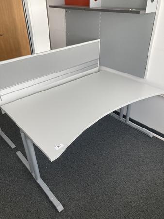 Schreibtisch ohne R�ckwand, geschwungen, Ma�e: ca. 160 x 85 x 100 cm