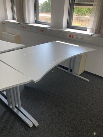 Schreibtisch ohne R�ckwand, geschwungen, Ma�e: ca. 160 x 85 x 100 cm