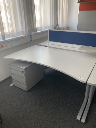 Schreibtisch mit R�ckwand, geschwungen, Ma�e: ca. 160 x 85 x 100 cm