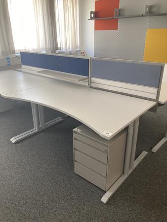 Schreibtisch mit R�ckwand, geschwungen, Ma�e: ca. 160 x 85 x 100 cm