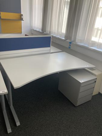 Schreibtisch ohne R�ckwand, geschwungen, Ma�e: ca. 160 x 85 x 100 cm