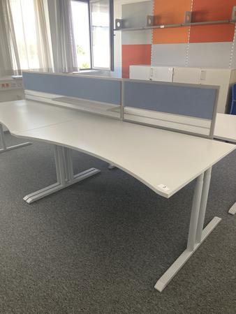 Schreibtisch ohne R�ckwand, geschwungen, Ma�e: ca. 160 x 85 x 100 cm