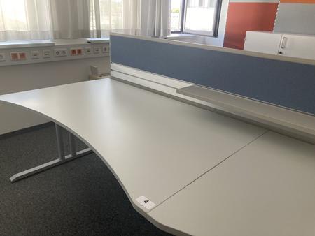 Schreibtisch ohne R�ckwand, geschwungen, Ma�e: ca. 160 x 85 x 100 cm