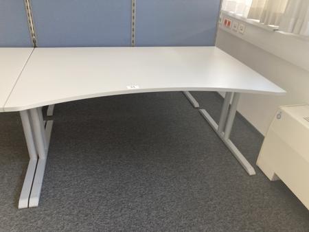 Schreibtisch mit R�ckwand, geschwungen, Ma�e: ca. 160 x 85 x 100 cm