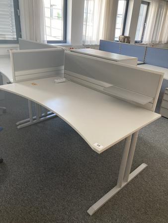 Schreibtisch mit R�ckwand, geschwungen, Ma�e: ca. 160 x 85 x 100 cm