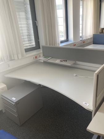 Schreibtisch mit R�ckwand, geschwungen, Ma�e: ca. 160 x 85 x 100 cm