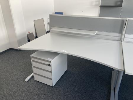 Schreibtisch mit R�ckwand, geschwungen, Ma�e: ca. 160 x 85 x 100 cm