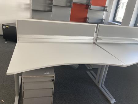 Schreibtisch mit R�ckwand, geschwungen, Ma�e: ca. 160 x 85 x 100 cm