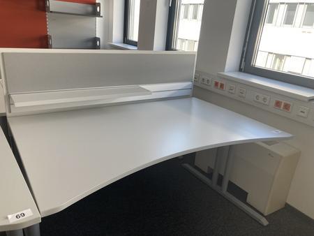 Schreibtisch mit R�ckwand, geschwungen, Ma�e: ca. 160 x 85 x 100 cm
