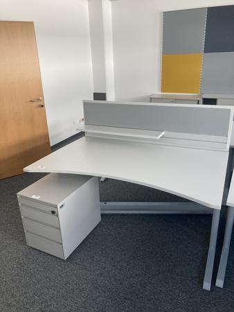 Schreibtisch mit R�ckwand, geschwungen, Ma�e: ca. 160 x 85 x 100 cm