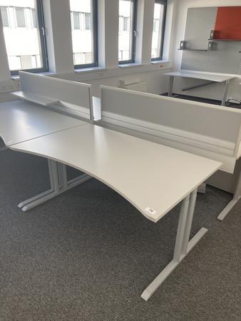Schreibtisch ohne R�ckwand, geschwungen, Ma�e: ca. 160 x 85 x 100 cm