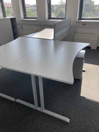 Schreibtisch ohne R�ckwand, geschwungen, Ma�e: ca. 160 x 85 x 100 cm