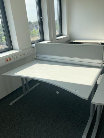 Schreibtisch mit R�ckwand, geschwungen, Ma�e: ca. 160 x 85 x 100 cm