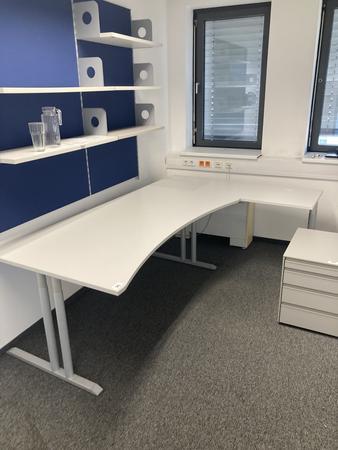 Schreibtisch ohne R�ckwand, geschwungen, Ma�e: ca. 160 x 85 x 100 cm