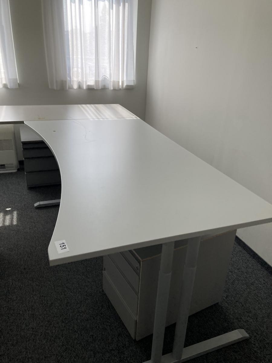 Schreibtisch ohne R&uuml;ckwand, geschwungen, Ma&szlig;e: ca. 160 x 85 x 100 cm?d=2026-09-01 16:59:10