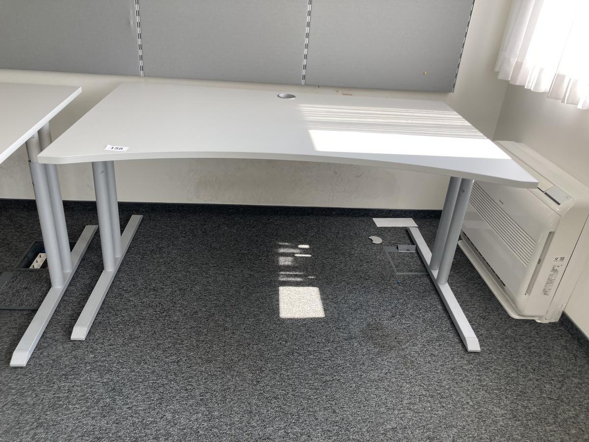 Schreibtisch ohne R&uuml;ckwand, geschwungen, Ma&szlig;e: ca. 160 x 85 x 100 cm?d=2026-09-01 16:59:15