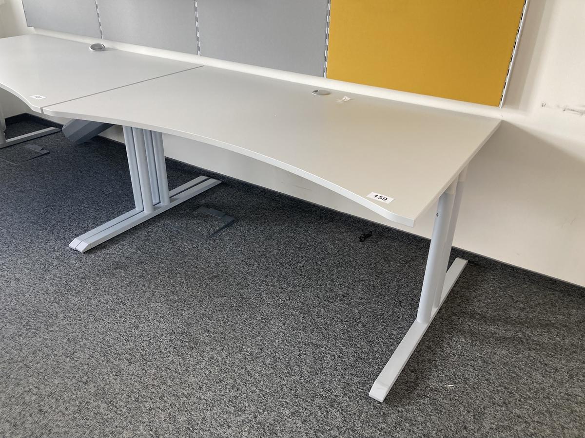 Schreibtisch ohne R&uuml;ckwand, geschwungen, Ma&szlig;e: ca. 160 x 85 x 100 cm?d=2026-09-01 16:59:16
