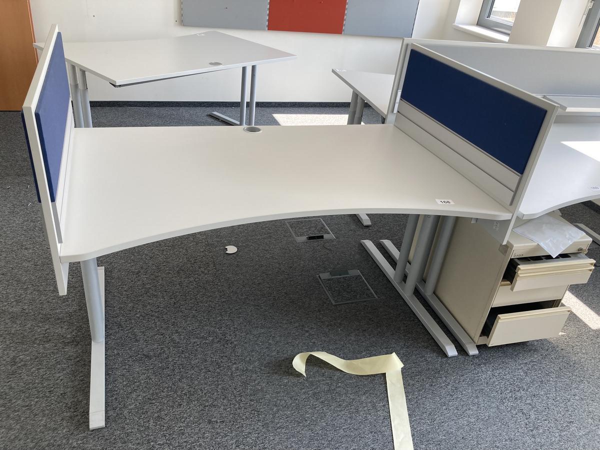 Schreibtisch ohne R&uuml;ckwand, geschwungen, mit zwei Seitenw&auml;nden, Ma&szlig;e: ca. 160 x 85 x 100 cm?d=2026-09-01 16:59:39