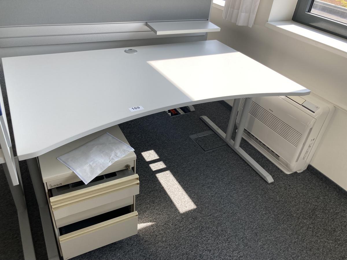 Schreibtisch ohne R&uuml;ckwand, geschwungen, Ma&szlig;e: ca. 160 x 85 x 100 cm?d=2026-09-01 16:59:36