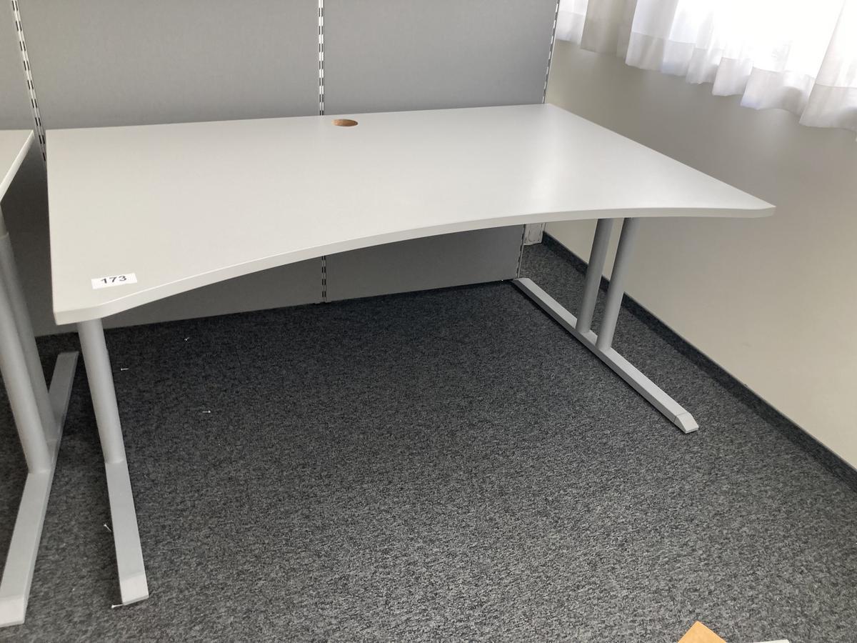Schreibtisch ohne R&uuml;ckwand, geschwungen, Ma&szlig;e: ca. 160 x 85 x 100 cm?d=2026-09-01 16:59:40