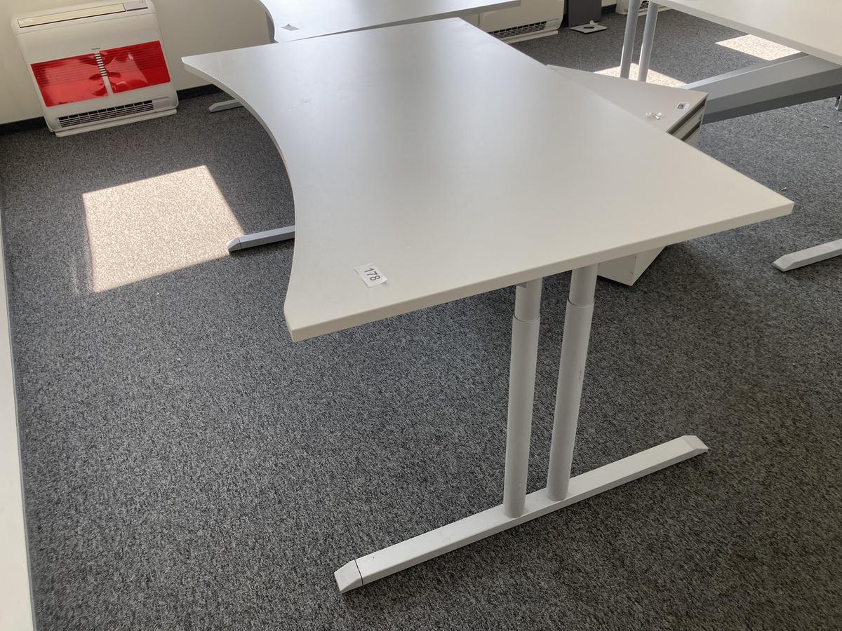 Schreibtisch ohne R&uuml;ckwand, geschwungen, Ma&szlig;e: ca. 160 x 85 x 100 cm?d=2026-09-01 16:59:14