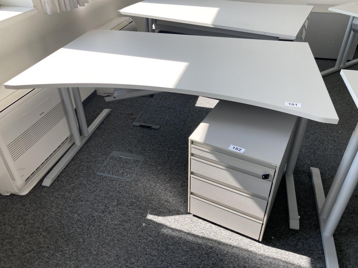 Schreibtisch ohne R&uuml;ckwand, geschwungen, Ma&szlig;e: ca. 160 x 85 x 100 cm?d=2026-09-01 16:59:37