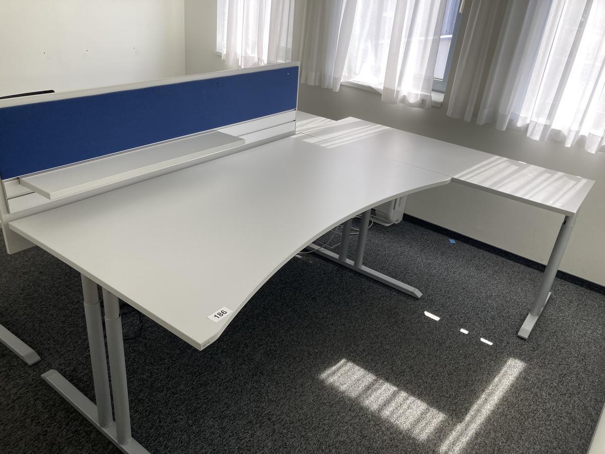 Schreibtisch mit R&uuml;ckwand, geschwungen, Ma&szlig;e: ca. 160 x 85 x 100 cm?d=2026-09-01 16:59:14