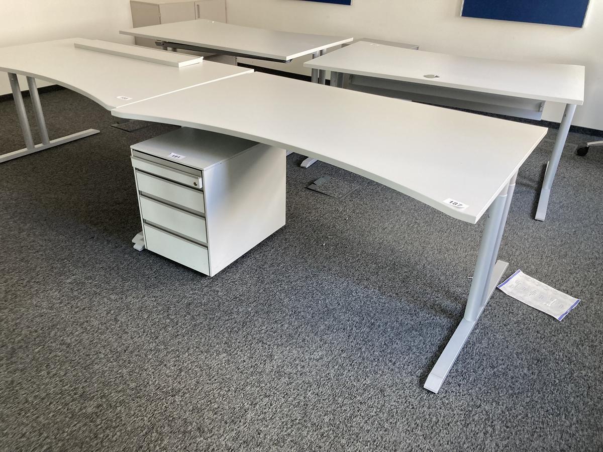 Schreibtisch ohne R&uuml;ckwand, geschwungen, Ma&szlig;e: ca. 160 x 85 x 100 cm?d=2026-09-01 16:59:08