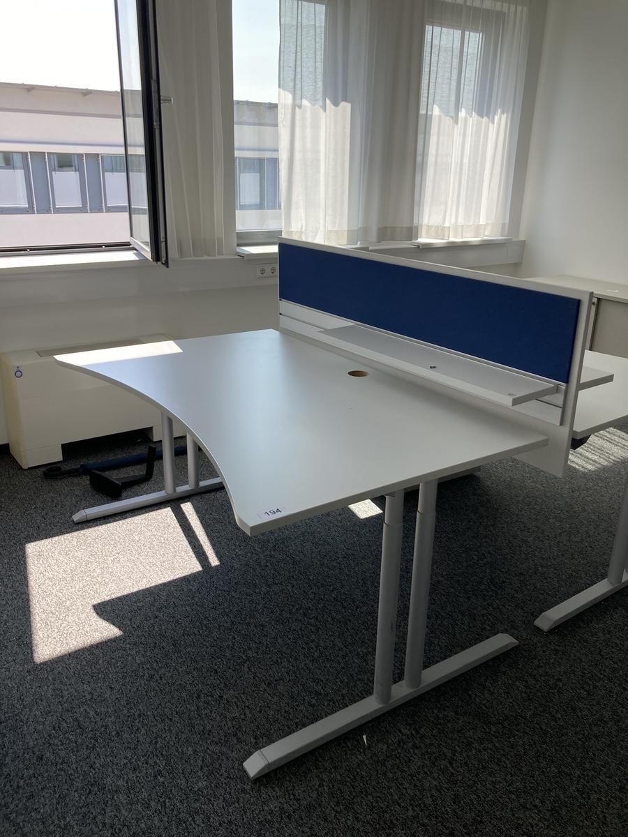 Schreibtisch ohne R&uuml;ckwand, geschwungen, Ma&szlig;e: ca. 160 x 85 x 100 cm?d=2026-09-01 16:59:08
