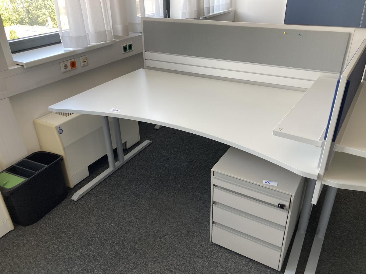 Schreibtisch mit R&uuml;ckwand, geschwungen, Ma&szlig;e: ca. 160 x 85 x 100 cm?d=2026-09-01 16:59:15