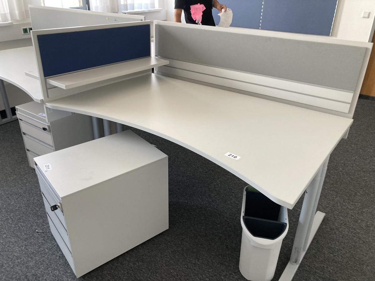 Schreibtisch mit R&uuml;ckwand, geschwungen, Ma&szlig;e: ca. 160 x 85 x 100 cm?d=2026-09-01 16:59:07