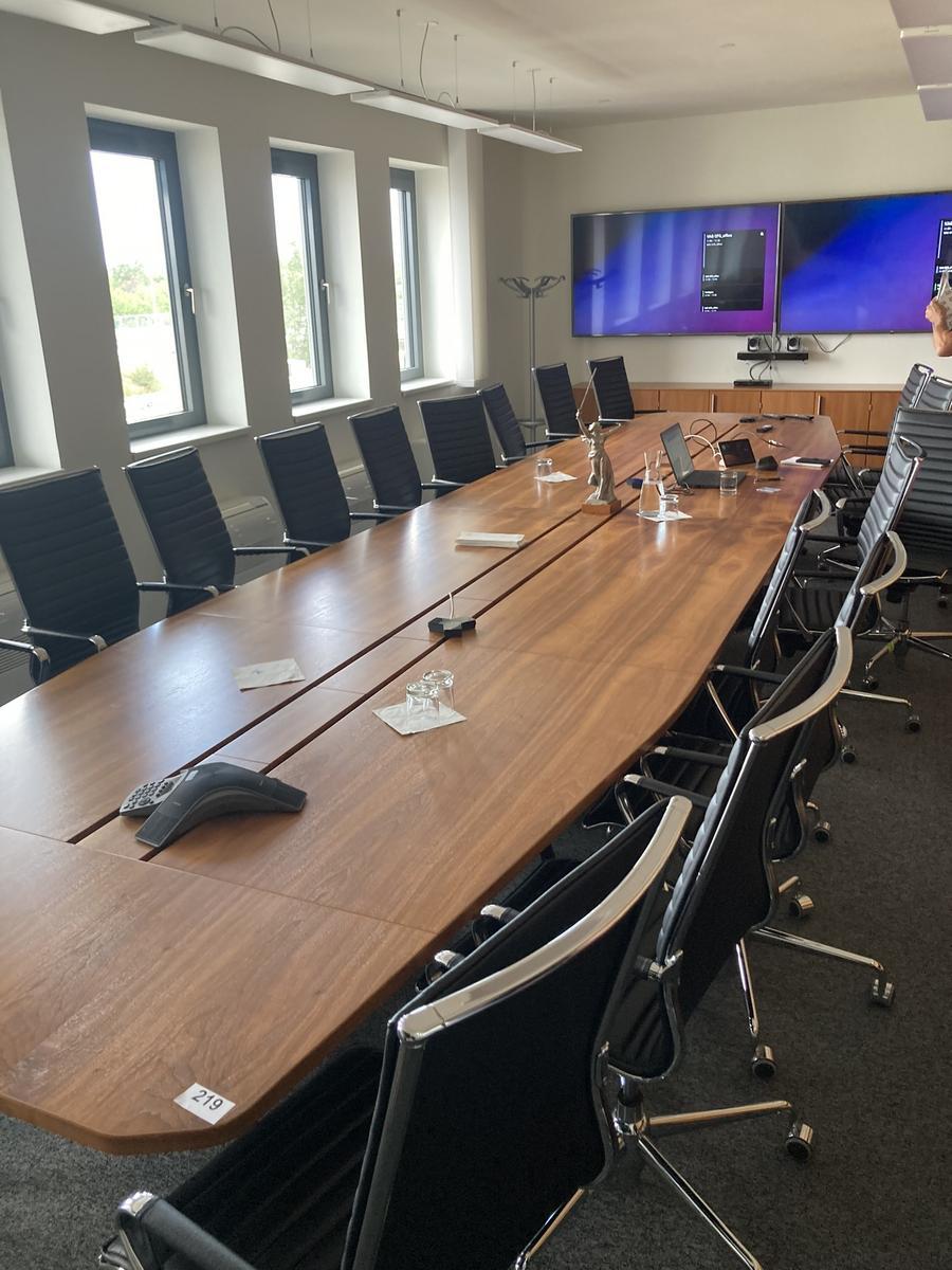 Konferenztisch, 10teilig mit EDV-Konsolen, Ma&szlig;e ca. 660 x 160 cm?d=2026-09-01 16:59:13