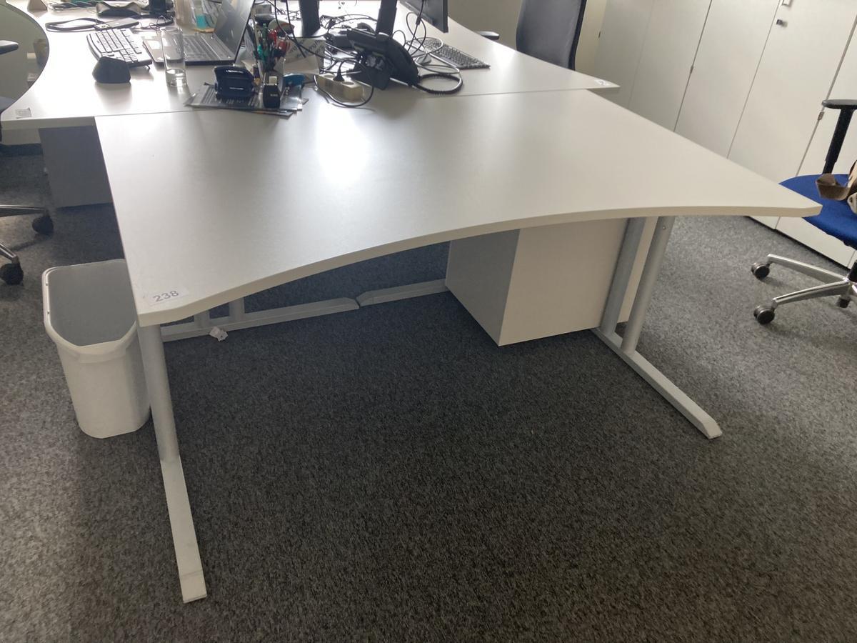 Schreibtisch ohne R&uuml;ckwand, geschwungen, Ma&szlig;e: ca. 160 x 85 x 100 cm + Beistelltisch?d=2026-09-01 16:59:11