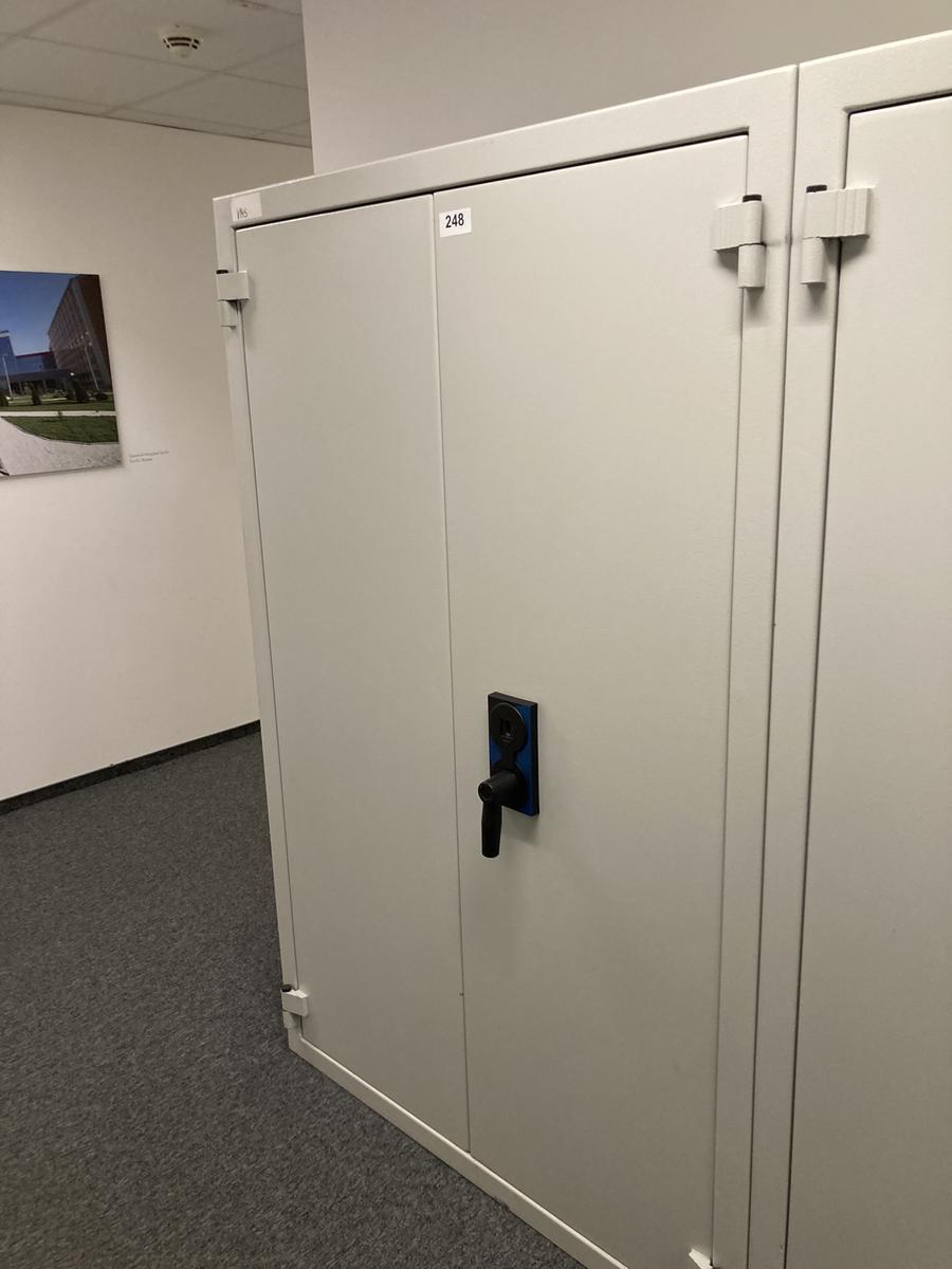 Feuerfester Akten- und Wertpapierschrank, Ma&szlig;e: ca. 126 x 60 x 195 cm?d=2026-09-01 16:58:54