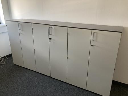 3teilige Aktenschrank-Kombination, Gesamtmaße 300 x 45 x 115 cm, Platte durchgehend 3teilige Aktenschrank-Kombination, Gesamtmaße 300 x 45 x 115 cm, Platte durchgehend