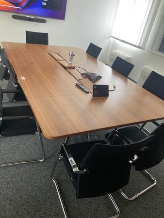 Konferenztisch, Maße ca. L 280 x 160 cm inkl EDV-Konsolen mit 9 Stk. Freischwinger-Stühlen Fabrikat Birsberger Konferenztisch, Maße ca. L 280 x 160 cm inkl EDV-Konsolen mit 9 Stk. Freischwinger-Stühlen Fabrikat Birsberger