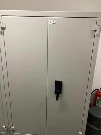 Feuerfester Akten- und Wertpapierschrank, Maße: ca. 126 x 60 x 195 cm Feuerfester Akten- und Wertpapierschrank, Maße: ca. 126 x 60 x 195 cm