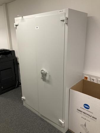 Feuerfester Akten- und Wertpapierschrank, Maße: ca. 120 x 60 x 195 cm Feuerfester Akten- und Wertpapierschrank, Maße: ca. 120 x 60 x 195 cm