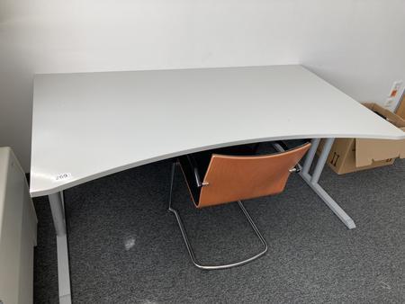 Schreibtisch ohne Rückwand, geschwungen, Maße: ca. 180 x 85 x 100 cm Schreibtisch ohne Rückwand, geschwungen, Maße: ca. 180 x 85 x 100 cm