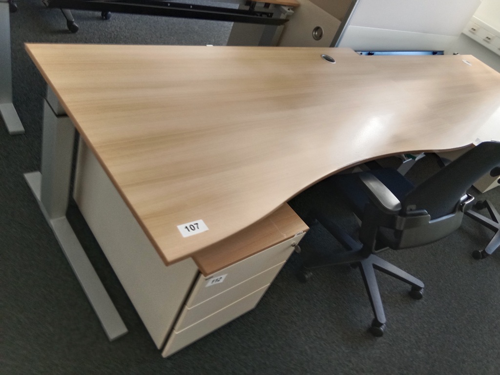 Schreibtisch geschwungen, h&ouml;henverstellbar, Ma&szlig;e: L 180 x B 90 cm