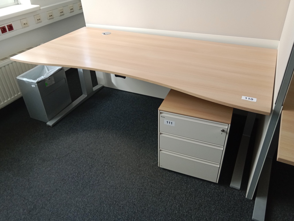 Schreibtisch geschwungen, h&ouml;henverstellbar, Ma&szlig;e: L 180 x B 90 cm?d=2026-09-02 17:22:31