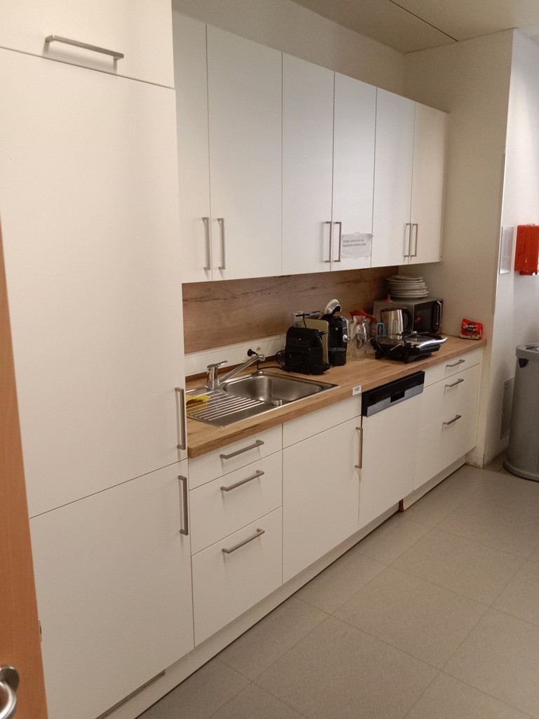 K&uuml;chenblock mit Ger&auml;ten (K&uuml;hlschrank, Geschirrsp&uuml;ler und Miktrowelle, voll funktionsf&auml;hig)