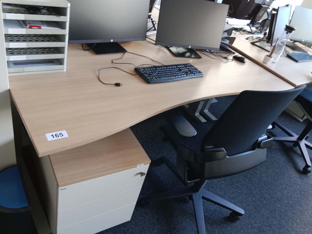 Schreibtisch geschwungen, h&ouml;henverstellbar, Ma&szlig;e: L 180 x B 90 cm?d=2026-09-02 17:22:27